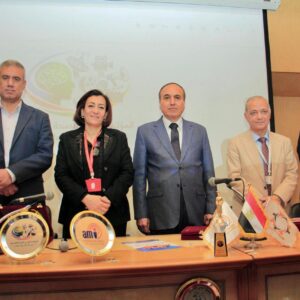 على هامش فعاليات المؤتمر قامت سيادة العميدة بتكريم الضيوف ومنحهم درع المعهد تقديرًا لإسهاماتهم البارزة في تطوير المجال الإعلامي وتعزيز دوره في دعم قضايا الصحة النفسية