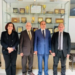 على هامش فعاليات المؤتمرقامت سيادة العميدة ورئيس المؤتمر بتكريم الضيوف ومنحهم درع المعهد تقديرًا لإسهاماتهم البارزة في تطوير المجال الإعلامي وتعزيز دوره في دعم قضايا الصحة النفسية