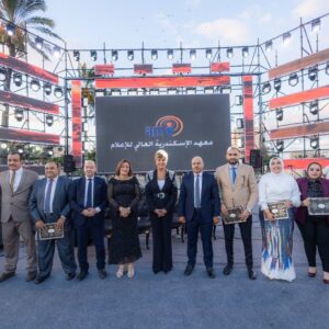 تكريم السادة أعضاء هيئة التدريس والهيئة المعاونة والإداريين، تقديراً لدورهم وعطائهم في دعم مسيرة المعهد وأبنائه