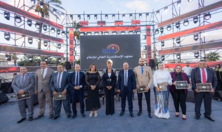 تكريم السادة أعضاء هيئة التدريس والهيئة المعاونة والإداريين، تقديراً لدورهم وعطائهم في دعم مسيرة المعهد وأبنائه